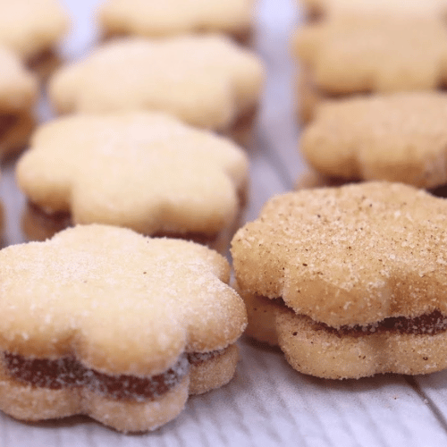 Biscoitos de Mel Cobertos Com Ganache de Caramelo