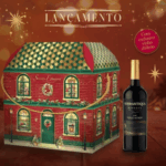 Kit Christmas Palace Santa Edwiges O Natal em sua forma mais encantadora! Esse kit é uma verdadeira celebração natalina reunida em uma única caixa. Com oito delícias exclusivas, ele combina tradição, sofisticação e inovação, transformando qualquer ceia em um momento inesquecível. Os 8 itens do Kit Vinho chileno exclusivo perfeito para harmonizar com os sabores natalinos. Panettone trufado 500g com recheio cremoso, ideal para quem busca indulgência. Torrone com amendoim 60g clássico natalino que traz crocância e sabor único. Biscoitinhos amanteigados delicados e irresistíveis, derretem na boca. Panettone de frutas cristalizadas tradição natalina em sua versão mais autêntica. Mini panettone com gotas belgas com um sabor mais sofisticado. Bolo recheado com mousse de limão que equilibra os sabores mais intensos. Biscoitinhos speculoos caramelizados com especiarias Por que o Kit Christmas Palace é especial? A apresentação conta com uma caixa temática que transmite o espírito natalino e variedades de sabores: doce, cítrico, amanteigado e até vínico, agradando a todos os paladares. Esse kit é mais do que um conjunto de produtos, é uma experiência natalina completa. Ele une tradição, inovação e sofisticação em uma caixa recheada de sabor e magia, tornando o Natal ainda mais memorável Ficou com vontade? Encontre opções semelhantes disponíveis no nosso site: https://www.docemalu.com.br Ou visite a loja física: Rua Bernardino D’Auria, 68 – São Paulo, Brasil – 02349-000