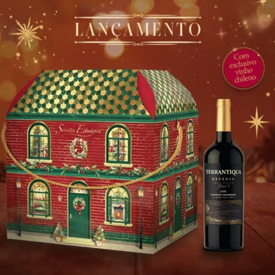 Kit Christmas Palace Santa Edwiges O Natal em sua forma mais encantadora! Esse kit é uma verdadeira celebração natalina reunida em uma única caixa. Com oito delícias exclusivas, ele combina tradição, sofisticação e inovação, transformando qualquer ceia em um momento inesquecível. Os 8 itens do Kit Vinho chileno exclusivo perfeito para harmonizar com os sabores natalinos. Panettone trufado 500g com recheio cremoso, ideal para quem busca indulgência. Torrone com amendoim 60g clássico natalino que traz crocância e sabor único. Biscoitinhos amanteigados delicados e irresistíveis, derretem na boca. Panettone de frutas cristalizadas tradição natalina em sua versão mais autêntica. Mini panettone com gotas belgas com um sabor mais sofisticado. Bolo recheado com mousse de limão que equilibra os sabores mais intensos. Biscoitinhos speculoos caramelizados com especiarias Por que o Kit Christmas Palace é especial? A apresentação conta com uma caixa temática que transmite o espírito natalino e variedades de sabores: doce, cítrico, amanteigado e até vínico, agradando a todos os paladares. Esse kit é mais do que um conjunto de produtos, é uma experiência natalina completa. Ele une tradição, inovação e sofisticação em uma caixa recheada de sabor e magia, tornando o Natal ainda mais memorável Ficou com vontade? Encontre opções semelhantes disponíveis no nosso site: https://www.docemalu.com.br Ou visite a loja física: Rua Bernardino D’Auria, 68 – São Paulo, Brasil – 02349-000